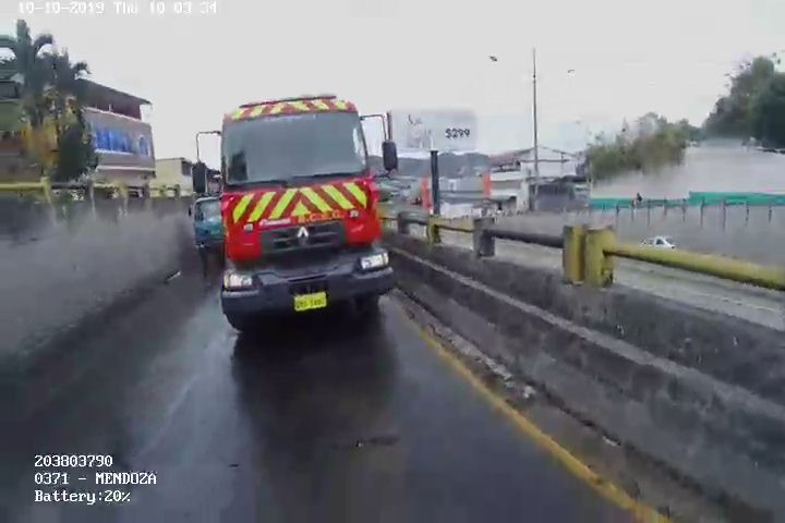 ATM_Transito's tweet photo. #ATMinforma | Por siniestro de tránsito, @BomberosGYE  realiza limpieza de la calzada en la vía Daule, en las cercanías del colegio La Asunción.
¡Por favor conduzca con precaución! https://t.co/Z8yfYxgV9b