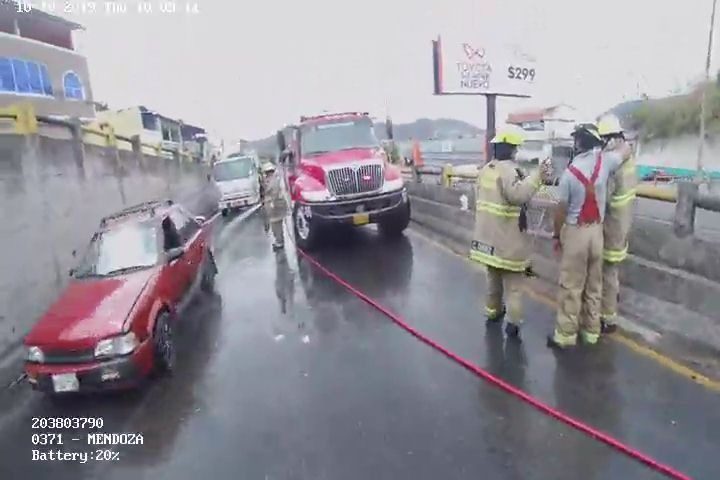 ATM_Transito's tweet photo. #ATMinforma | Por siniestro de tránsito, @BomberosGYE  realiza limpieza de la calzada en la vía Daule, en las cercanías del colegio La Asunción.
¡Por favor conduzca con precaución! https://t.co/Z8yfYxgV9b