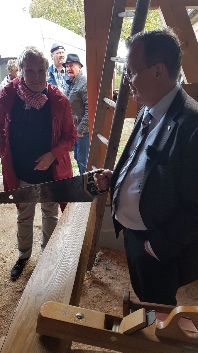 bodoramelow's tweet photo. An der #Bockwindmühle in #Lumpzig. Andreas Kastl baut hier an an seinem größten Möbelstück. Nach einem Sturm 2018 waren die Flügel zerstört und nun sind sie fast fertig. Ich komme gerne nochmal wieder, wenn sie installiert sind. #meinthüringen #ltwth19 #thüringen https://t.co/ekGq5JydqY