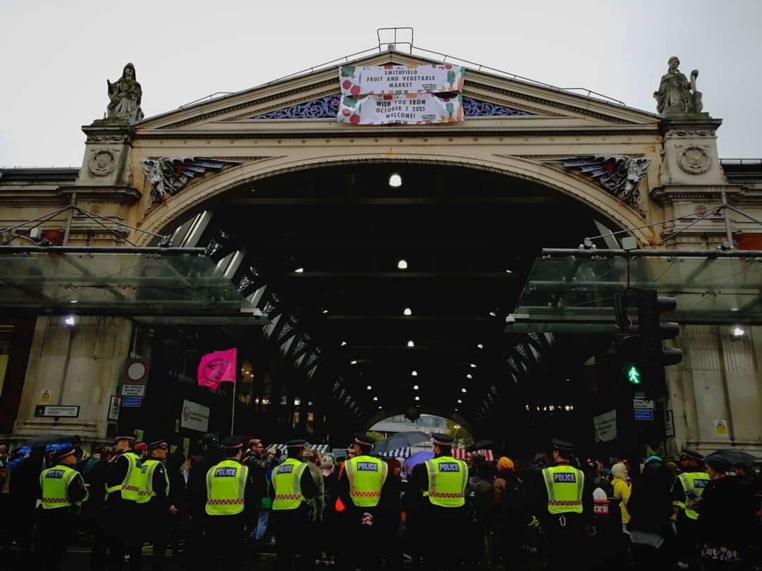 Animal Rebellion occupy Smithfield Market
As part of the Arts team I helped create our vision of the future in which plant based markets replace meat ones if the just system change the planet and animals need is implemented ✊✌️@RebelsAnimal #animalrebellion #animalemergency