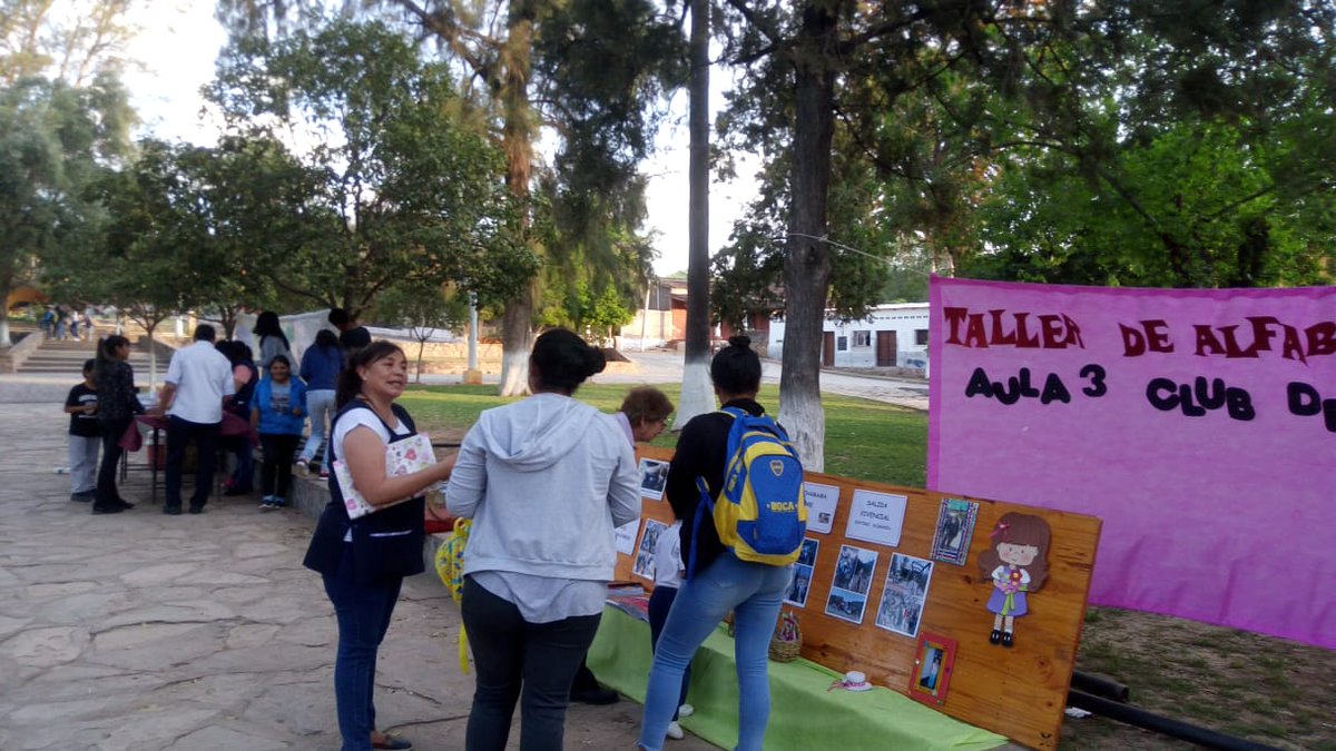 Adultosalta's tweet photo. En el marco de la Semana de la Educación Permanente de Jóvenes y Adultos, los docentes y estudiantes del Núcleo Educativo N 7178 de Guachipas realizaron una exposición de los trabajos realizados durante 2019, en la plaza del la localidad. @marisolebustos @RomeroDanielGu1 https://t.co/j1Rtapw6Kl