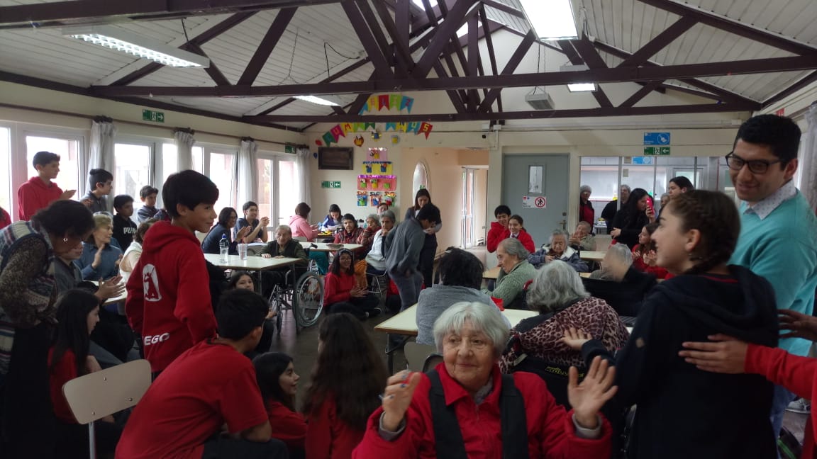 SSVP_Chile's tweet photo. Agradecemos a los #estudiantes del colegio San Ignacio de #Concepción que hoy entregaron todo su talento musical y artístico a los #adultosmayores del hogar San Vicente de Paul de #SanPedrodelaPaz Los jóvenes compartieron y entretuvieron a los #residentes #ComunidadActiva https://t.co/uHbgyuEtyd