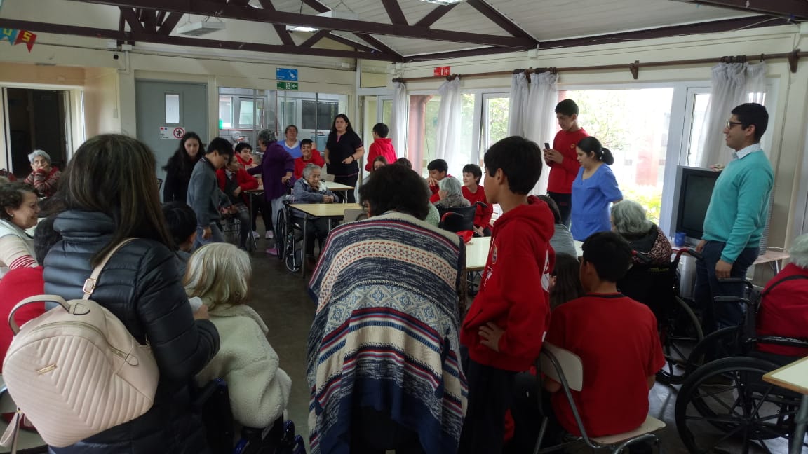 SSVP_Chile's tweet photo. Agradecemos a los #estudiantes del colegio San Ignacio de #Concepción que hoy entregaron todo su talento musical y artístico a los #adultosmayores del hogar San Vicente de Paul de #SanPedrodelaPaz Los jóvenes compartieron y entretuvieron a los #residentes #ComunidadActiva https://t.co/uHbgyuEtyd