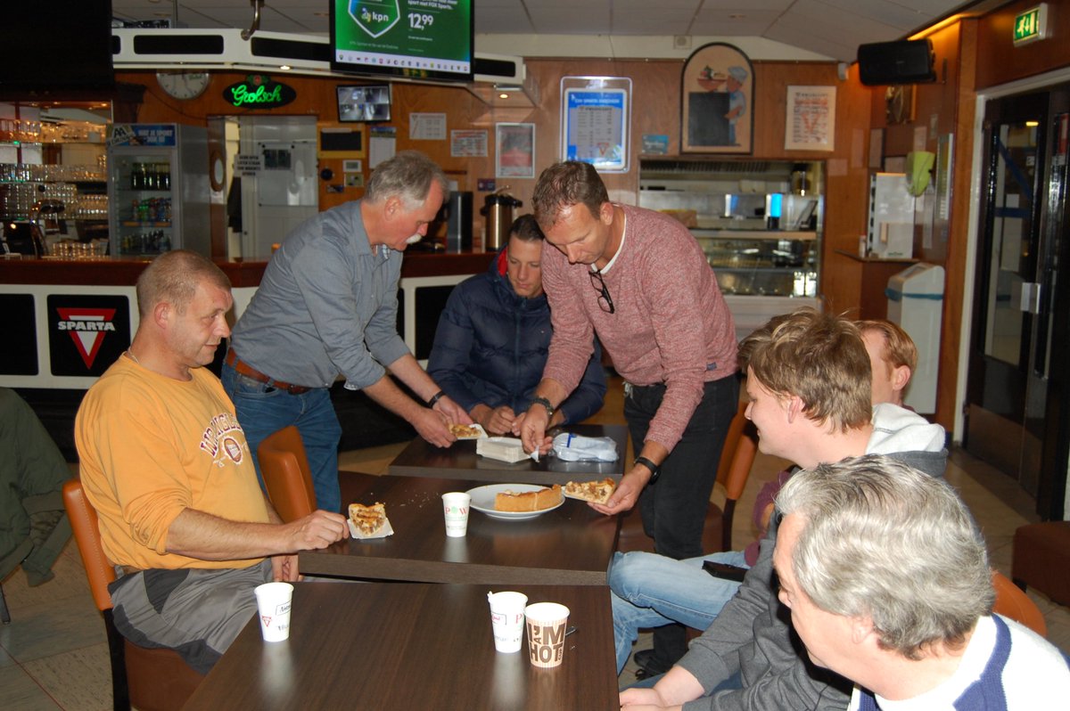 Estinea's tweet image. Mooi nieuws in @Gem_Enschede: Gestart met nieuw participatieproject bij voetbalvereniging @cvvSparta parta! Dat vieren we natuurlijk samen met appeltaart. #meedoen #samendesamenlevingsterkermaken Lees er hier alles over: estinea.nl/nieuws/cvv-spa…