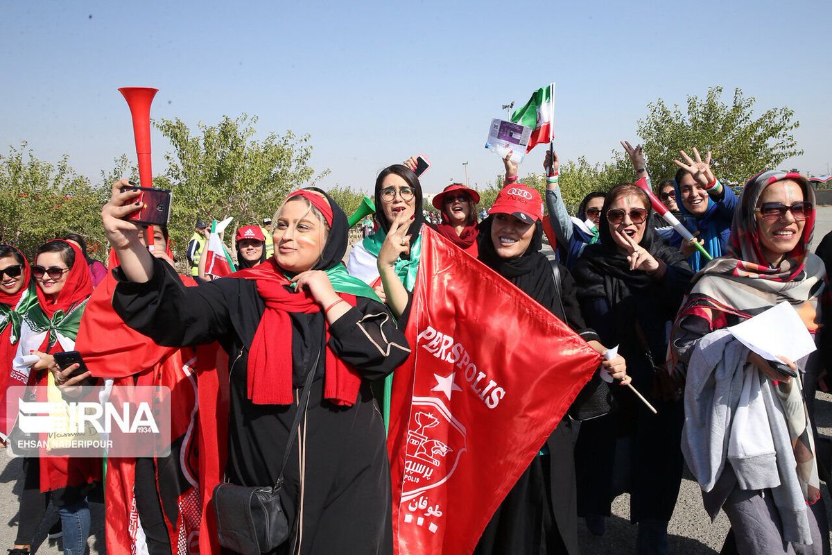 Irna_Turkish's tweet photo. İranlı kadınlar Azadi Stadyumunda https://t.co/ERJpmBD0OG https://t.co/RpAuxrUjfN