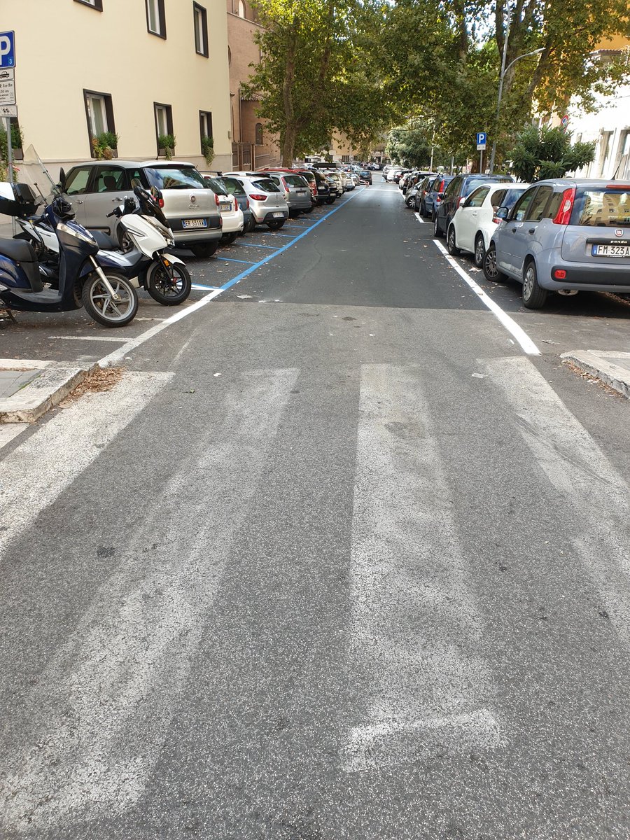 rik1982's tweet photo. #stradenuove via Taurasia: strada chiusa x rifare il manto stradale, auto messe sul marciapiede per permettere agli operai di lavorare... Attesa di 2 settimane x avere questo bel risultato... Le strisce pedonali sarebbe chiedere troppo?  @virginiaraggi @romafaschifo @MomyLozzi https://t.co/XTTlEqk3QB