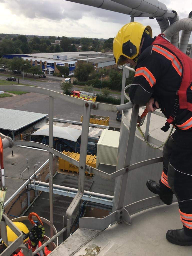 cambsfrs's tweet photo. Our St Neots crew took part in some Working At Height training at a local business recently ๐
The crew ascended and descended the outside of a 20ft silo! ๐งโโ๏ธ
#TeamCambsFire #AlwaysReady #WAHtraining https://t.co/dVl9Iak6Ym