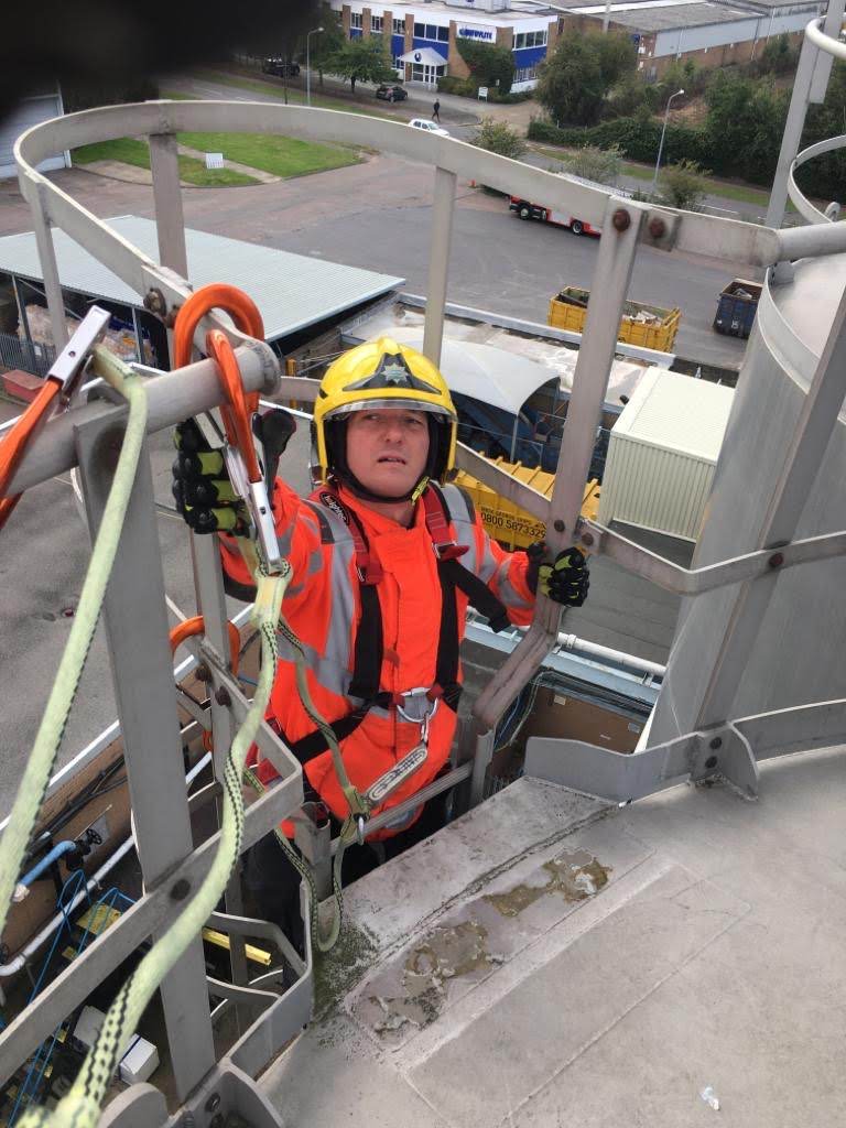 cambsfrs's tweet photo. Our St Neots crew took part in some Working At Height training at a local business recently ๐
The crew ascended and descended the outside of a 20ft silo! ๐งโโ๏ธ
#TeamCambsFire #AlwaysReady #WAHtraining https://t.co/dVl9Iak6Ym