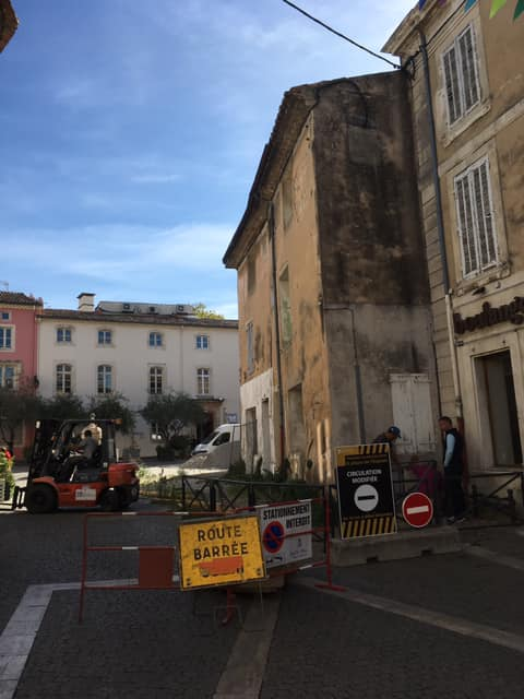 [ Sécurité] 🚦Après des années de procédures la maison située 6 place de l’Esplan va enfin être démoli. Un chantier 🚧malheureusement nécessaire pour assurer la sécurité des riverains.🍀#sp3c #securite #chantier