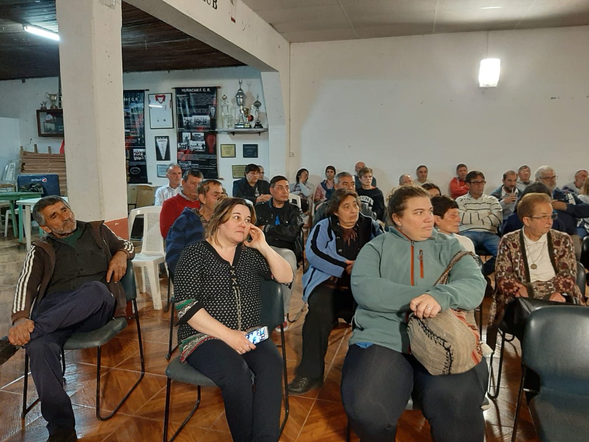 SobreroAndres's tweet photo. Motivadora reunión con vecinos y vecinas en el Cub Huracán de #Riachuelo

#LaListadeLuis 👍 #Lista12404 sigue escuchando inquietudes y detallando sus propuestas a todo el Departamento de #Colonia

#EsAhora 🇺🇾 #Uruguay Cambia
✌ #LoquenosUne #PartidoNacional
#UruguayCambiaContigo https://t.co/Rzlzrr04Zt