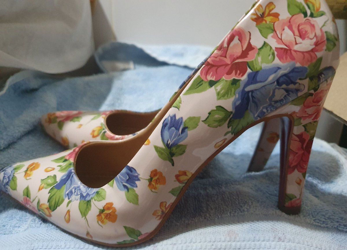 scarpin fundo vermelho