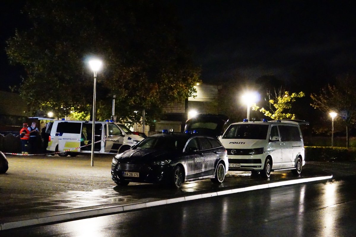 pressefotosdk's tweet photo. Stor politiaktion i Tilst ved Århus efter skyderi torsdag aften
#politiaktion #politkdk #tilst #nyheder https://t.co/S65iYWBuYJ
