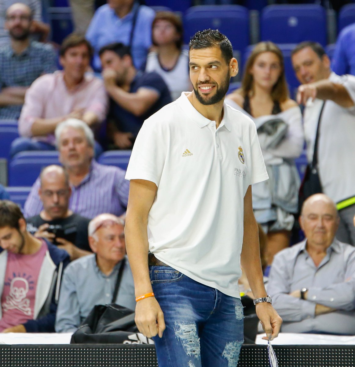 AGENCIALOF's tweet photo. #WelcomeMejri #RMBaloncesto #EuroLeague #Madrid #RealMadrid 📷🏀 @alba_pache @50Mejri https://t.co/hannGbBRW5