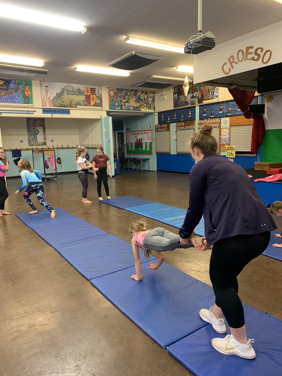 Great to see <a href="/BGUsGirls_EB/">Elise Burgess</a> getting stuck in at her first Junior <a href="/SoleSistersBG/">SoleSistersBG</a> session at Cwm Primary School this evening! 🤸🏻‍♂️