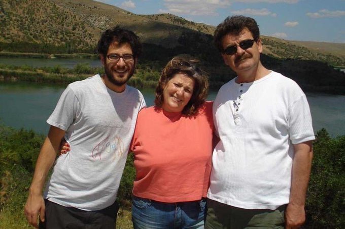 Erdal_Dogan_'s tweet photo. #OnurYaserCan kendisine yapılan işkence sonrasında intihar etmişti! 
Çok kıymetli acılı anne Hatice ve baba Mevlüt Can’ı tanımıştım! 
Hatice Hanım adaletsizliğe daha fazla dayanamamış canına kıymıştı!
Ardından bu acılara dayanamayan baba Mevlüt Can’ın da kaybını öğrendik!#Adalet https://t.co/HJwURnk4Bj