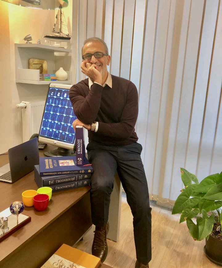 Profdavid124's tweet image. Meslek hayatım boyunca yazımına katkıda bulunmaktan gurur duyduğum üroloji( ağırlıklı üroonkoloji) kitaplarından bazıları ... 🙏📚#picoftheday #photography #photoshoot #photooftheday #doctor #urology #bookstagram #book #picoftheweek #instagood #instamood #vscom #hayatakarken