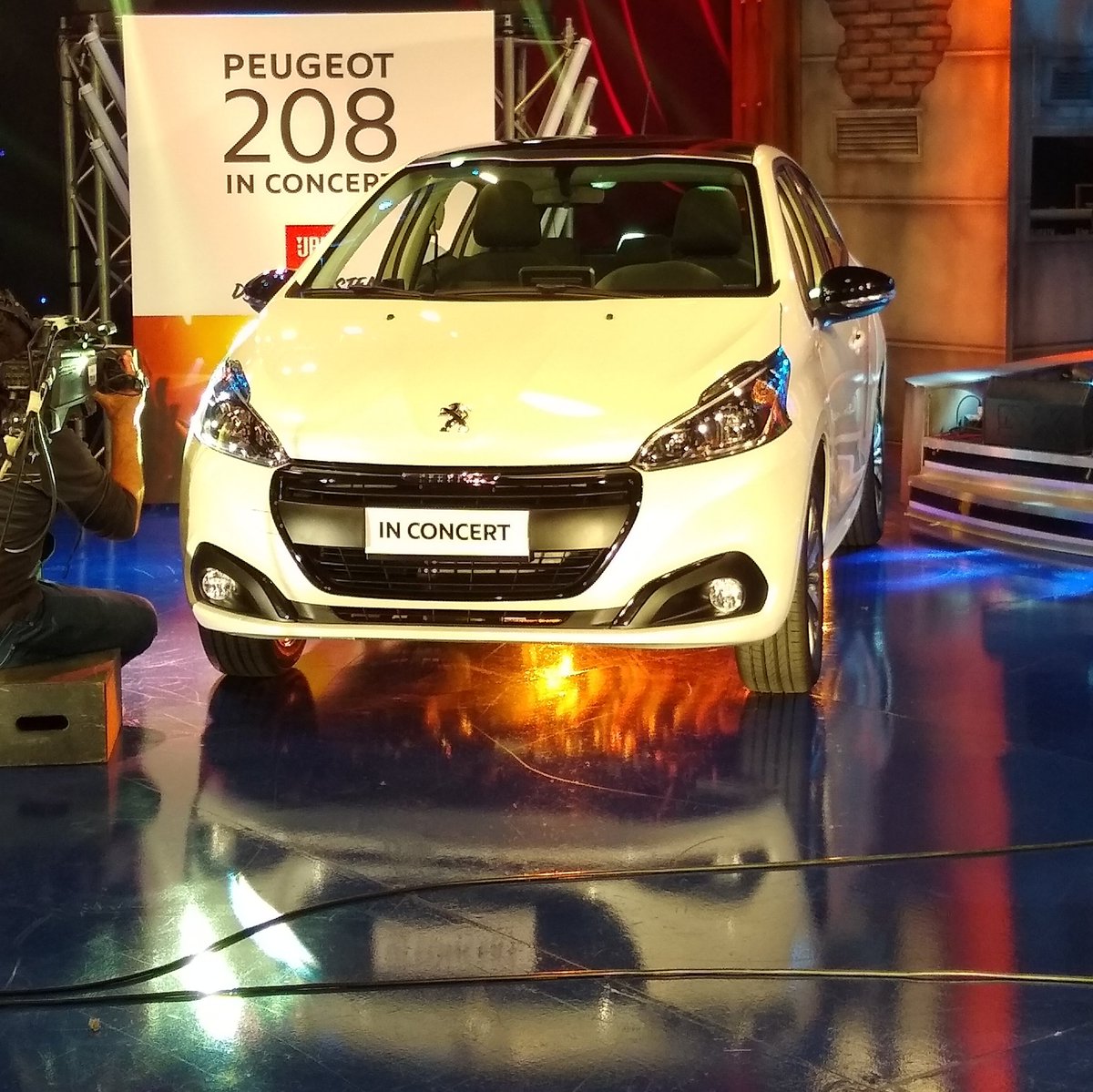 cosasdeautos's tweet photo. El nuevo #Peugeot #208InConcert se destaca por tener un equipo de sonido JBL con dos tweeters de 45w, cuatro woofers de 60w y un subwoofer de 100w. https://t.co/O8a9QcF1d5