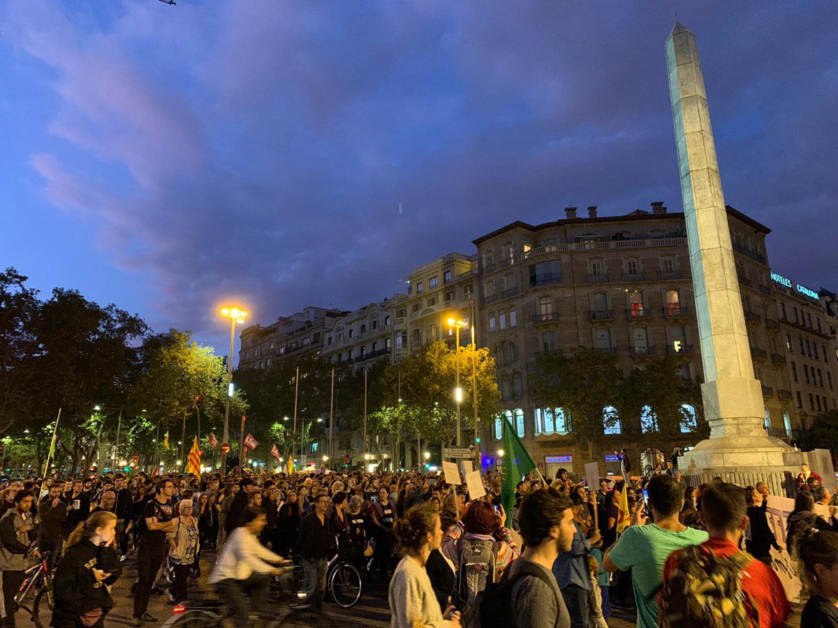 AzadiPlataforma's tweet image. Avui, més de 2.000 persones de diferents pobles i ciutats ens hem unit a Barcelona per defensar la revolució de Rojava. La lluita continua! 🥀
#DefensemRojava
#Riseup4Rojava