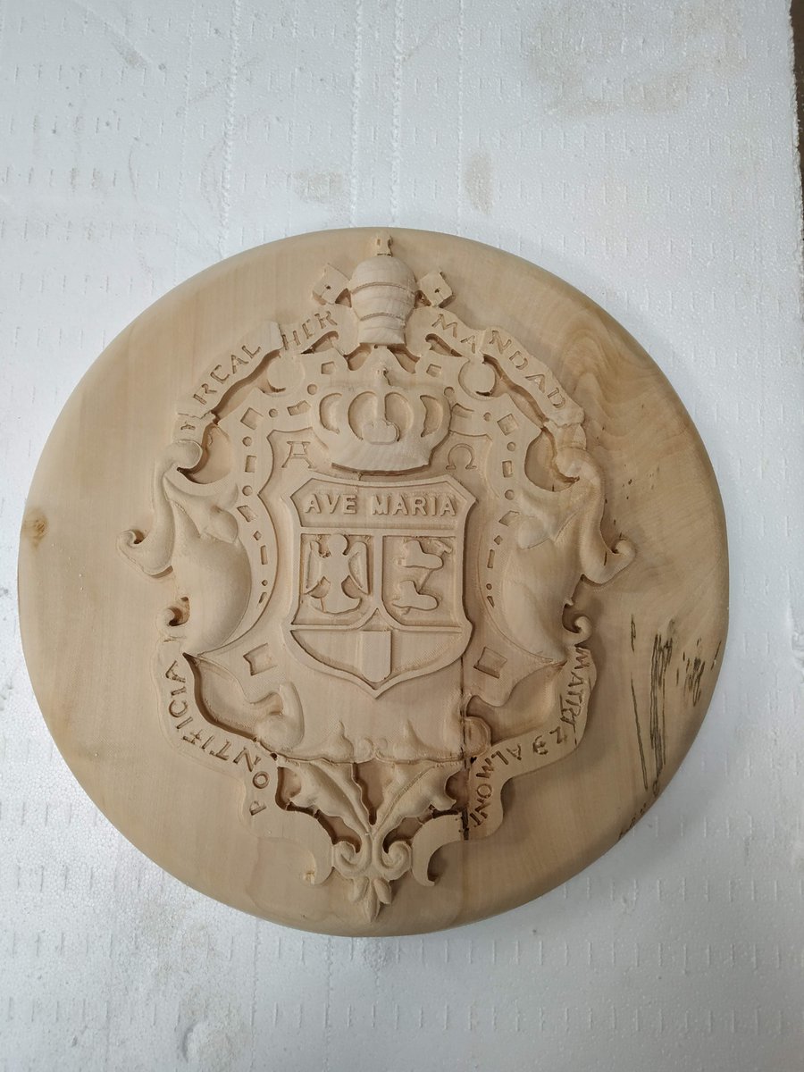 3DNieto's tweet photo. En esta ocasión queremos presentaros un tipo de trabajo diferente. En colaboración con ARTEAGA hemos fresado unos escudos en diferentes tamaños, para lo cual hemos utilizado una máquina diferente, dadas las características de los mismos. Que os parecen?? #3DNieto #3D #Kuka #Robot https://t.co/zs3FHDfOvx
