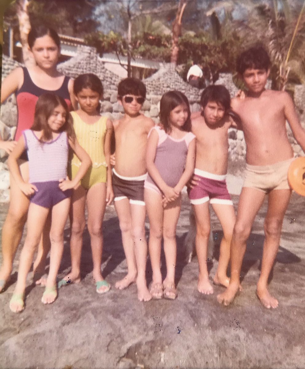 Resilient_Eagle's tweet image. Un recuerdo de mi pulgarcito disfrutando de un día de playa con mis herman@s y prim@s cuando estábamos bichitos ❤️❤️