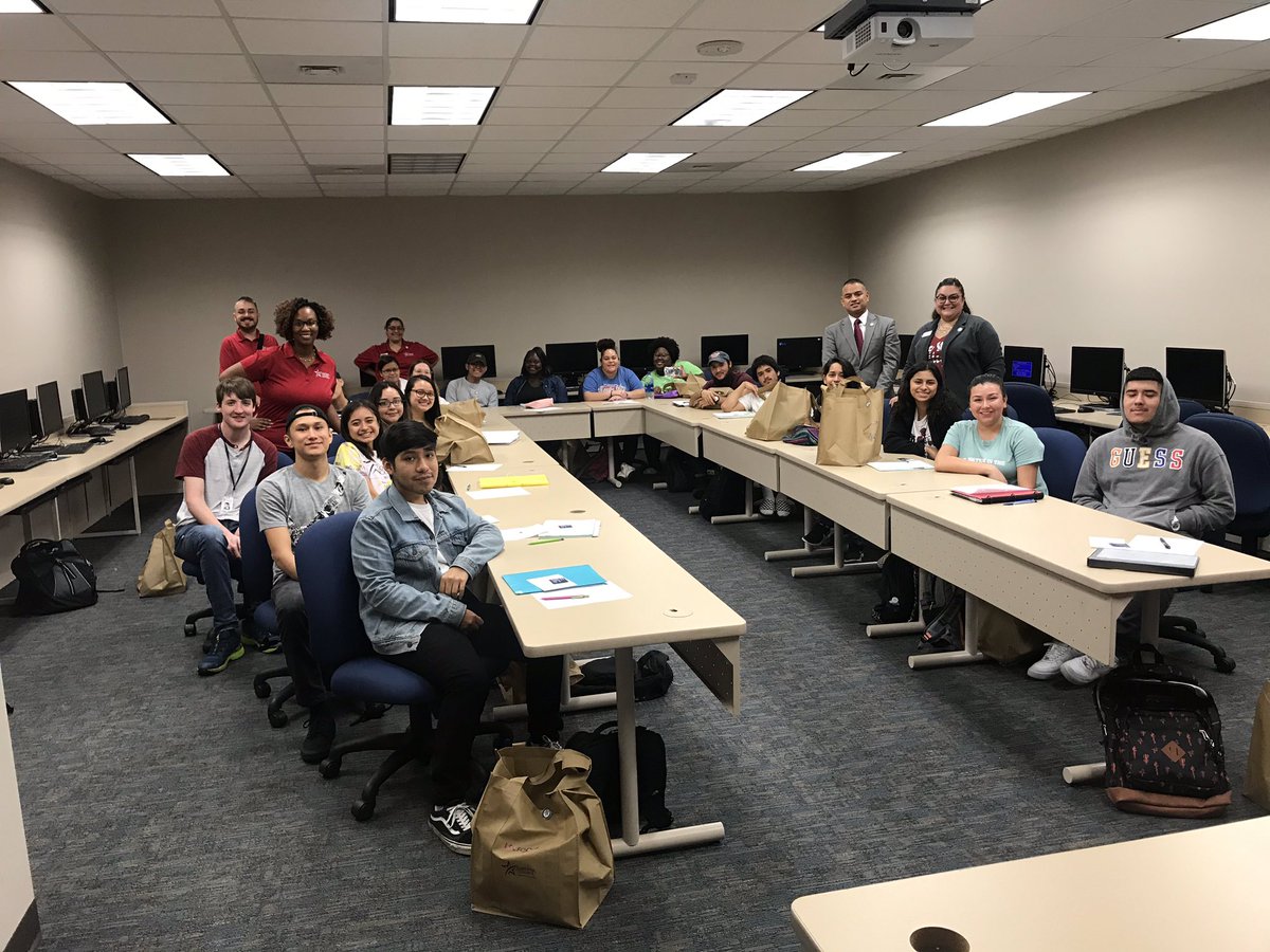 Lisa_Cordova92's tweet image. What better way to start the morning than speaking with @LSCNorthHarris students about all the great opportunities we have to offer with campus President Dr. Napoles @NHarrisNation and colleagues. #cat5cupboard
