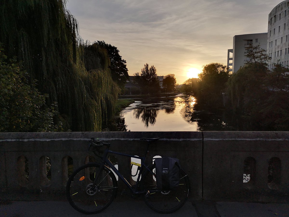 La lumière était plutôt sympa ce matin ! J'aime cette période de l'année où mes trajets #velotaf coïncident avec le lever du soleil 🤩