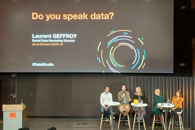 ChristineEvanno's tweet photo. Passionnante Table Ronde #SocialListening à @OrangeGardens au #HelloLab organisée par @valentin_claire #DataStudio. Où l'on apprend qu'#Orange est cité plus d'1 million de fois/an sur les réseaux sociaux ! Avec @L_Geffroy @SophieClauzure @RaphMombellet @b_kotras @TalkwalkerFr https://t.co/9h4rFXFz60