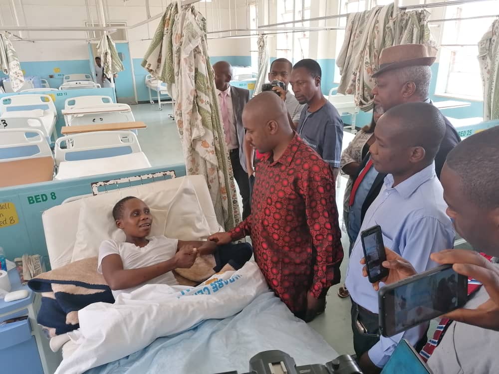 CCCZimbabwe's tweet photo. President @nelsonchamisa today visted #HarareCentral and #Parirenyatwa Hospitals where he saw despondent patients, demoralised staff and the parlous state of #Zimbabwe's health institutions
#FreeZimbabweCampaign
#EDMustGo
#MDCRELOAD https://t.co/kIsYZNC9GH