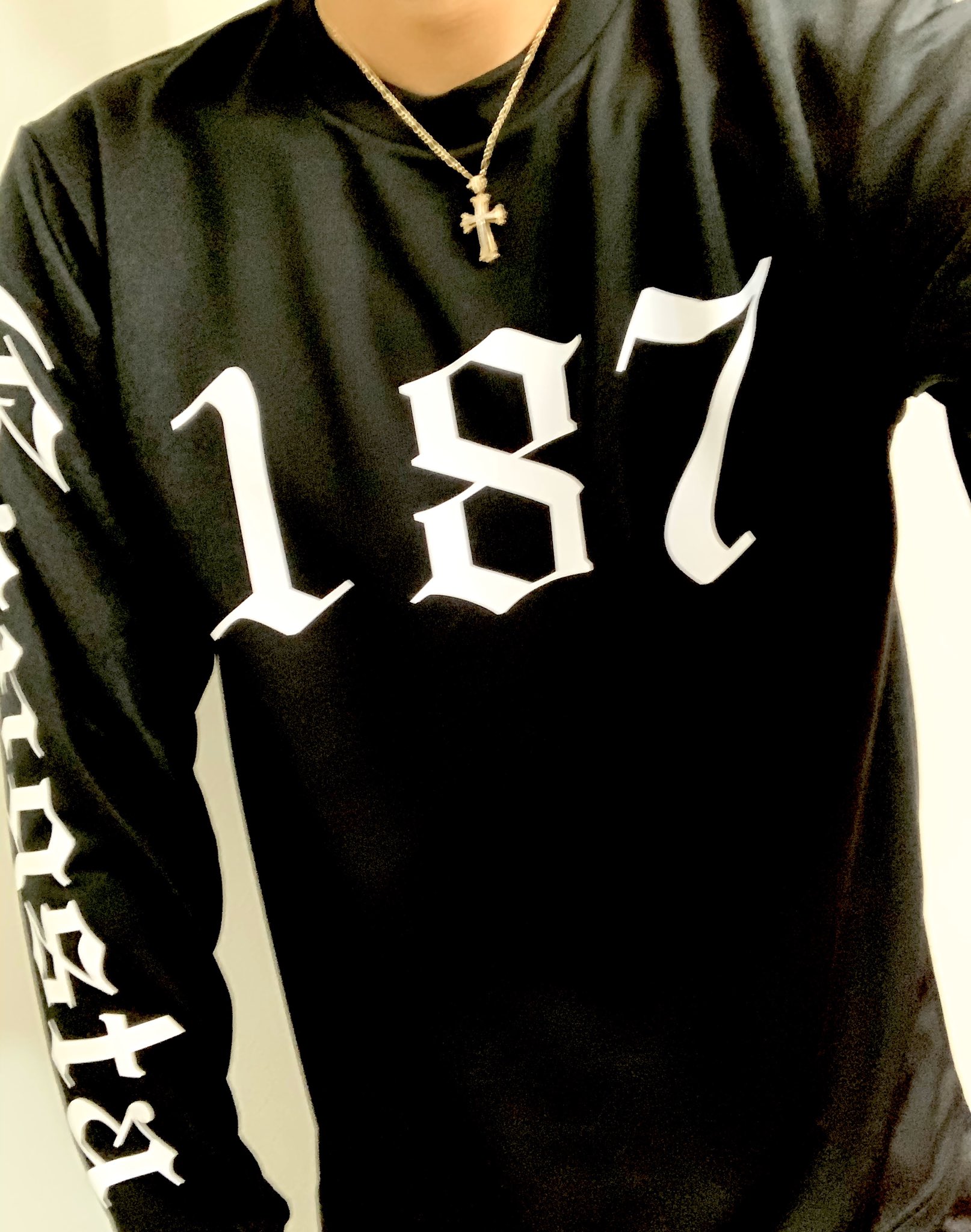 Norikun X 187 Gangstaロンティー完成 187とは 殺人のスラングでカリフォルニア州刑法の187条に由来する という意味でアメリカのギャングや警察の間で使われている凶悪な言葉 B系の服ってダボダボが多く 細身な俺には似合わないから 細いロンティー