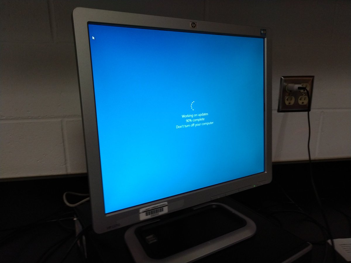Dev4Edu's tweet photo. Installing Windows 10 and exploring the features 💻 #CSRocks #IntroCS https://t.co/9aiV2Whbvw