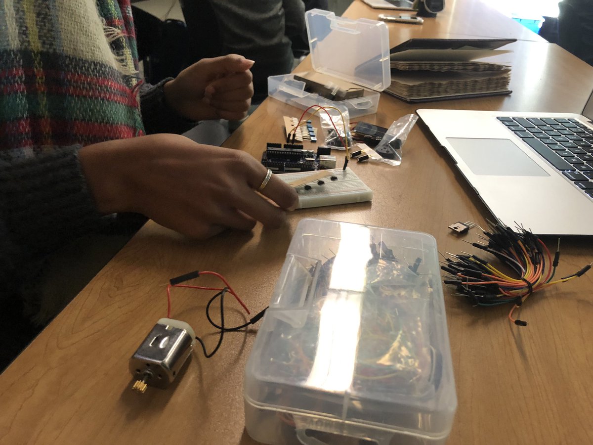 STEMstartups's tweet photo. Day 1 after checkin. Keep up the pace everybody. “It’s kinda rad that this project enabled me to learn 3d modeling which I hadn’t before because I never had an excuse to.” Mychal Miller https://t.co/sWwn08zshT