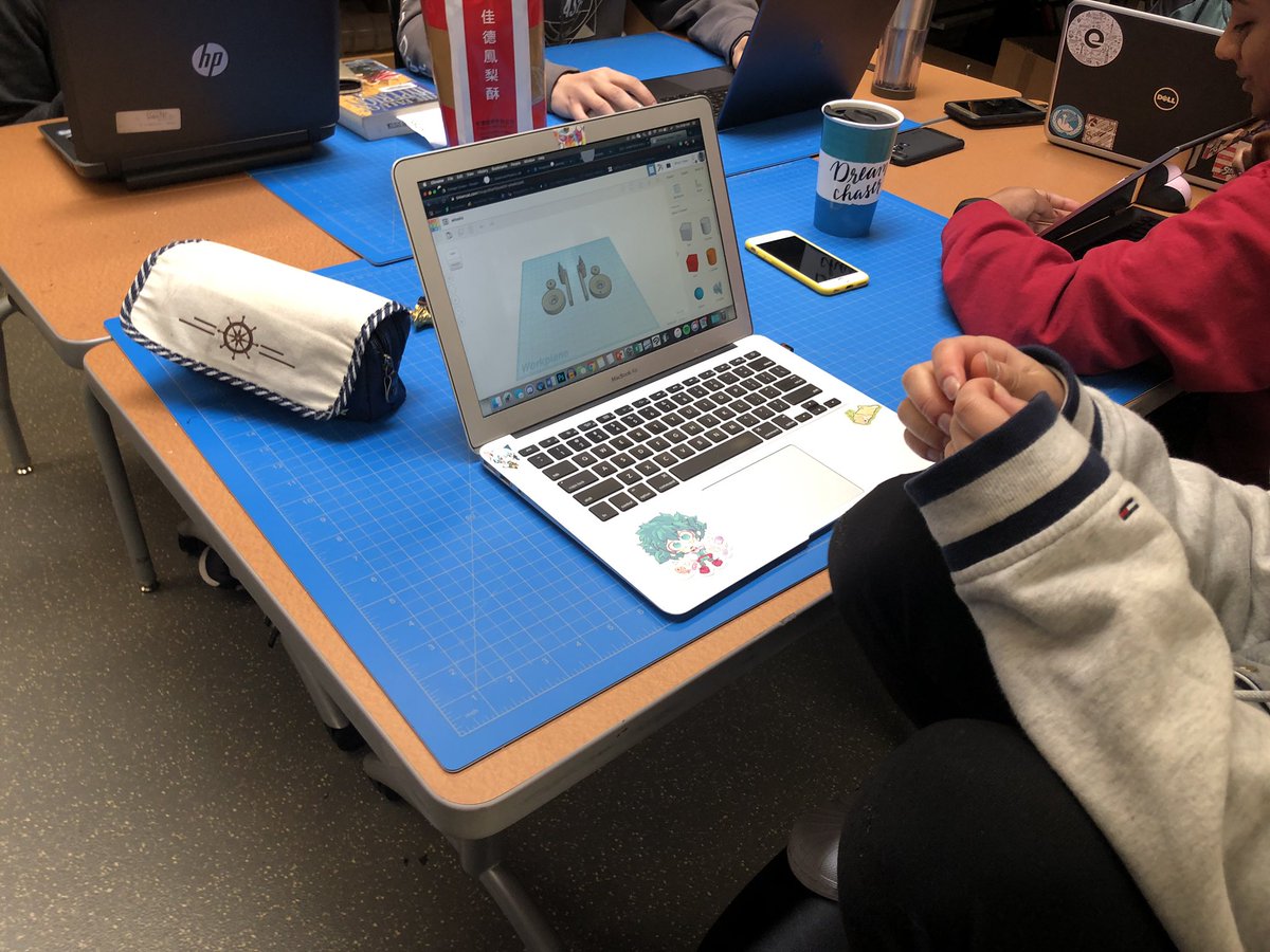 STEMstartups's tweet photo. Day 1 after checkin. Keep up the pace everybody. “It’s kinda rad that this project enabled me to learn 3d modeling which I hadn’t before because I never had an excuse to.” Mychal Miller https://t.co/sWwn08zshT