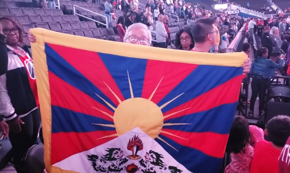 freetibetorg's tweet photo. A pair of pro-Tibet protesters have been ejected from the @NBA preseason match between the Washington Wizards and Guangzhou Loong Lions.

Footage: https://t.co/iDfLA8QPi8
Source: @washingtonpost 

#NBA #FreeSpeech #FreeHongKong #FreeTibet #Censorship #HumanRights https://t.co/W5DbDeIndo