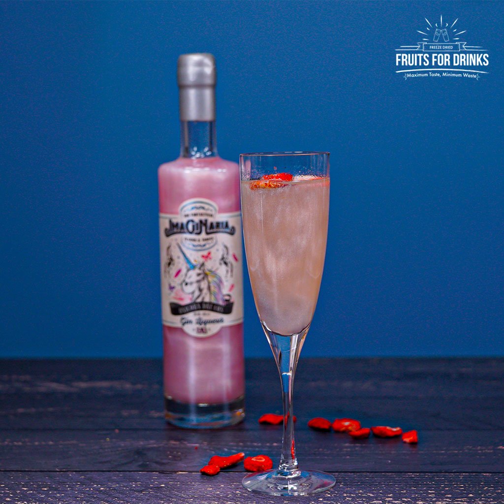 Check out the colour of them strawberries and the shimmer of that @ginimaginaria 😍

Always have the fruits you need.
Find out more about Fruits for Drinks on our website!
fruitsfordrinks.com

#strawberries #gin #fruitsfordrinks #drink