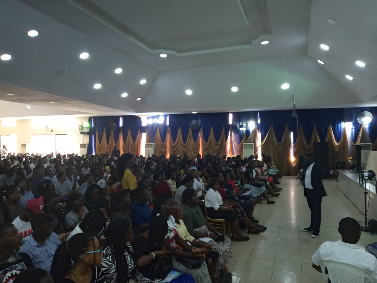 falaworld's tweet image. @CALEB University Nigeria Capacity Development for Freshmen! #Keep Grinding! #extremeexecution. Big respect to the Boss @Ericthomasbtc