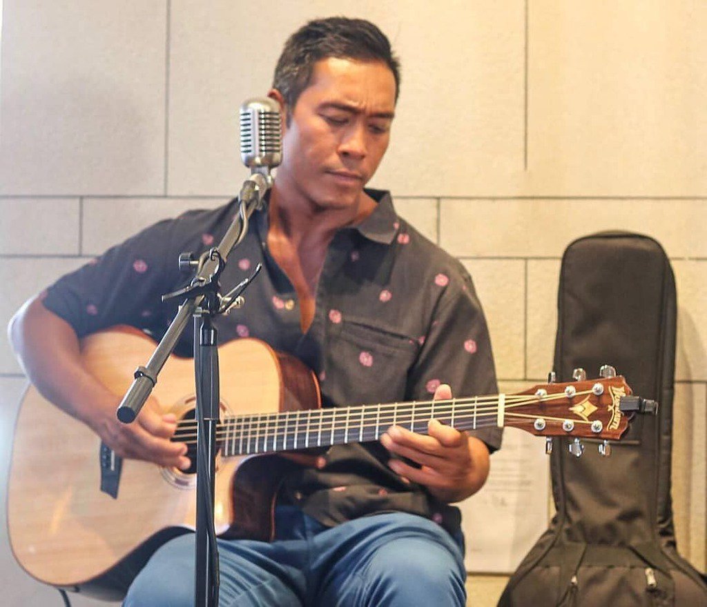 LetsMaui's tweet photo. Jammin' this afternoon Monkeypodkitchen, Whalers Village in Ka'anapali, 4- 6PM. Photo credit to taymjacks, thank you for capturing this awesome pic. *
*
* 
#jasonhawaii #jasontepora #monkeypodkitchen #monkeypodkitchenkaanapali #mpklife #mauimusic #mauimusician #happyhour #ha… https://t.co/HpBxmUCrnw