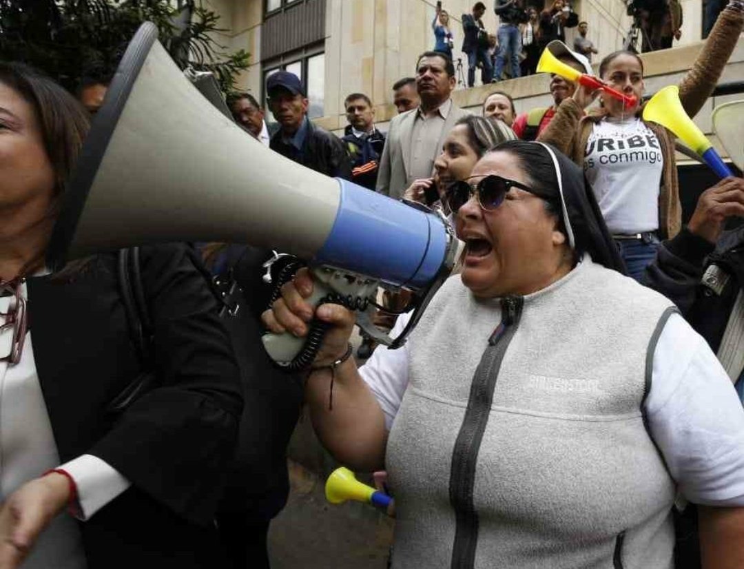 BelisaurioRex's tweet photo. No estoy diciendo que Duque sea la monja uribista, solo estoy diciendo que nadie ha visto a Duque y a la monja uribista juntos en el mismo lugar... https://t.co/yK1UNwJ3c5