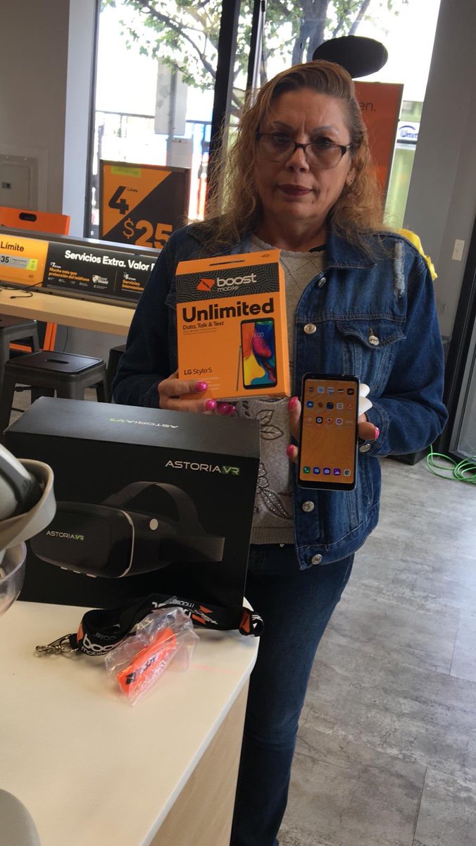 Crystal_C_W's tweet photo. Satisfying Our Customers every moment of the day. #HappyCustomer #BoostMobile #BloomfieldLocation #Team #CrystalClearWireless https://t.co/0B2smlTONS
