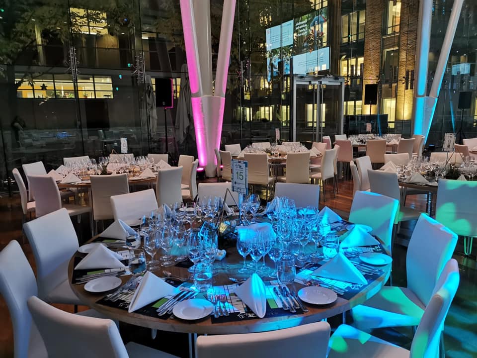 Lesimprimes's tweet photo. Une autre belle gestion de projet pour les imprimés M: napperons, coroplasts, billets, menus, numéros de tables et cartons tentes pour la soirée Toqué! pour la SP. Crédit photo @SocCanDeLaSP #toqueSP #StopSP # https://t.co/Pz3gt7JrPa