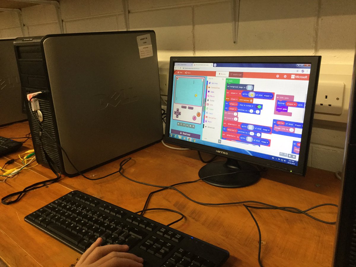 cmcocoding's tweet photo. @colmhuirecoed #cmcoagobair Darragh working Microsoft’s arcade programming...he created a version of flappy bird. #cmcoOpenNight @clareire @ETBIreland @TipperaryETB #jctcoding https://t.co/9rNsoEb1y4