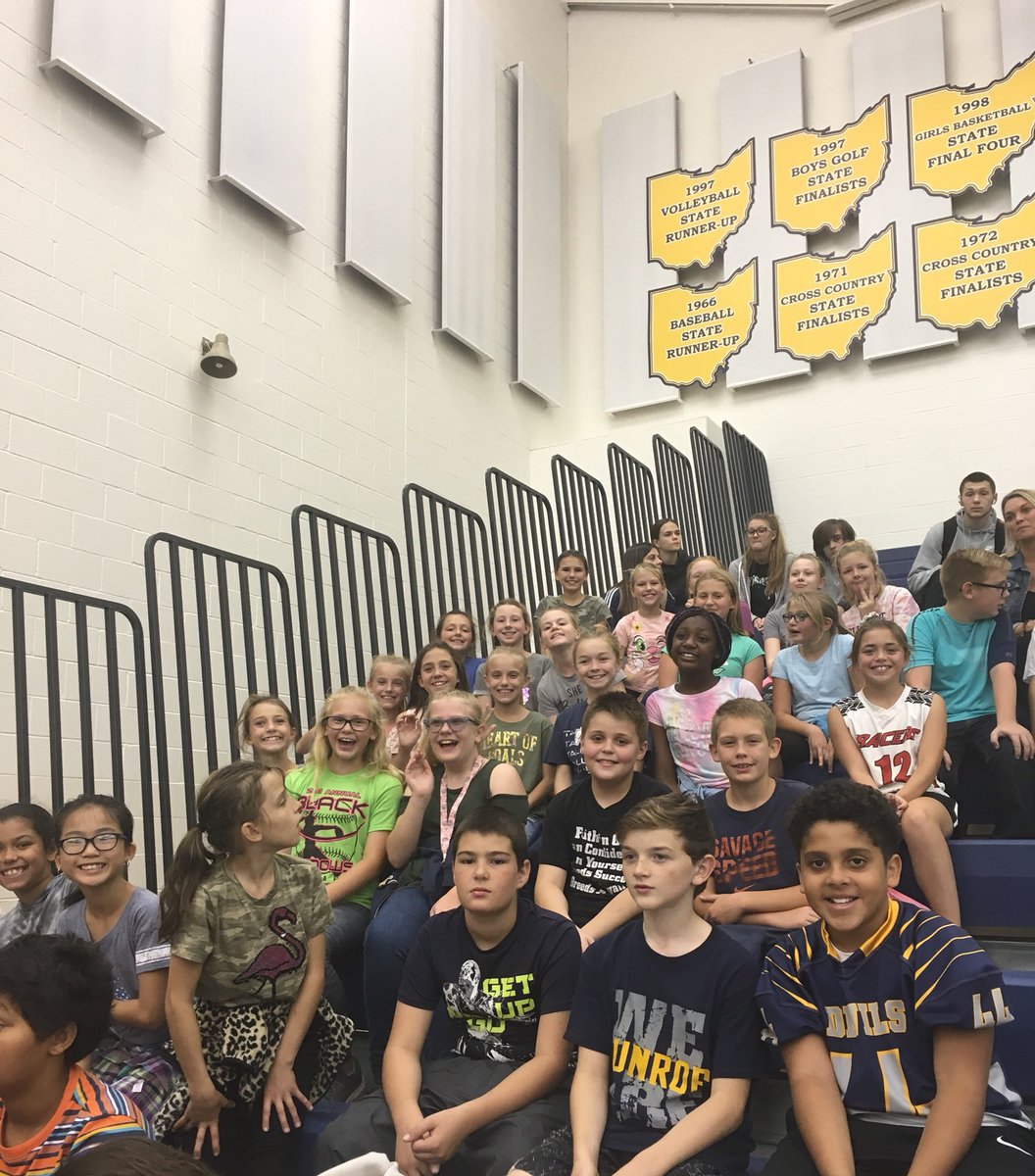 Bluey5thGrade's tweet photo. Ready for the high school pep rally as our Bloomz behavior reward!!! Ready for a T Town Beat Down!!! Thanks @THS_JStew  for hosting us!! @williamsroom23 https://t.co/NoBVQPt1Xs