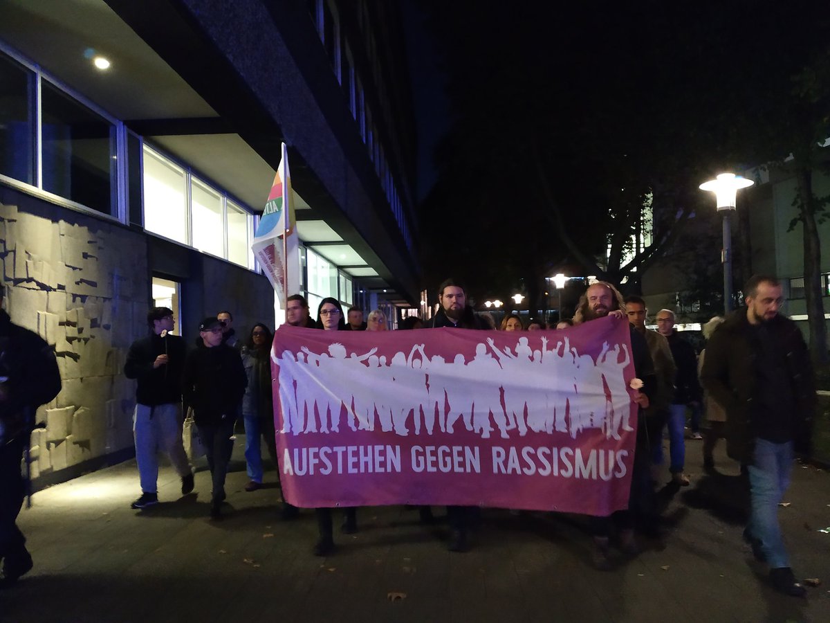 agr_essen's tweet photo. Gemeinsam mit 400 Menschen sind wir gerade in #essen auf den Straßen! Gegen Rechtsterrorismus, #Antisemitismus und jeden #Rassismus. #Halle #halle0910 #e1010 https://t.co/Vu5qZyy6F3