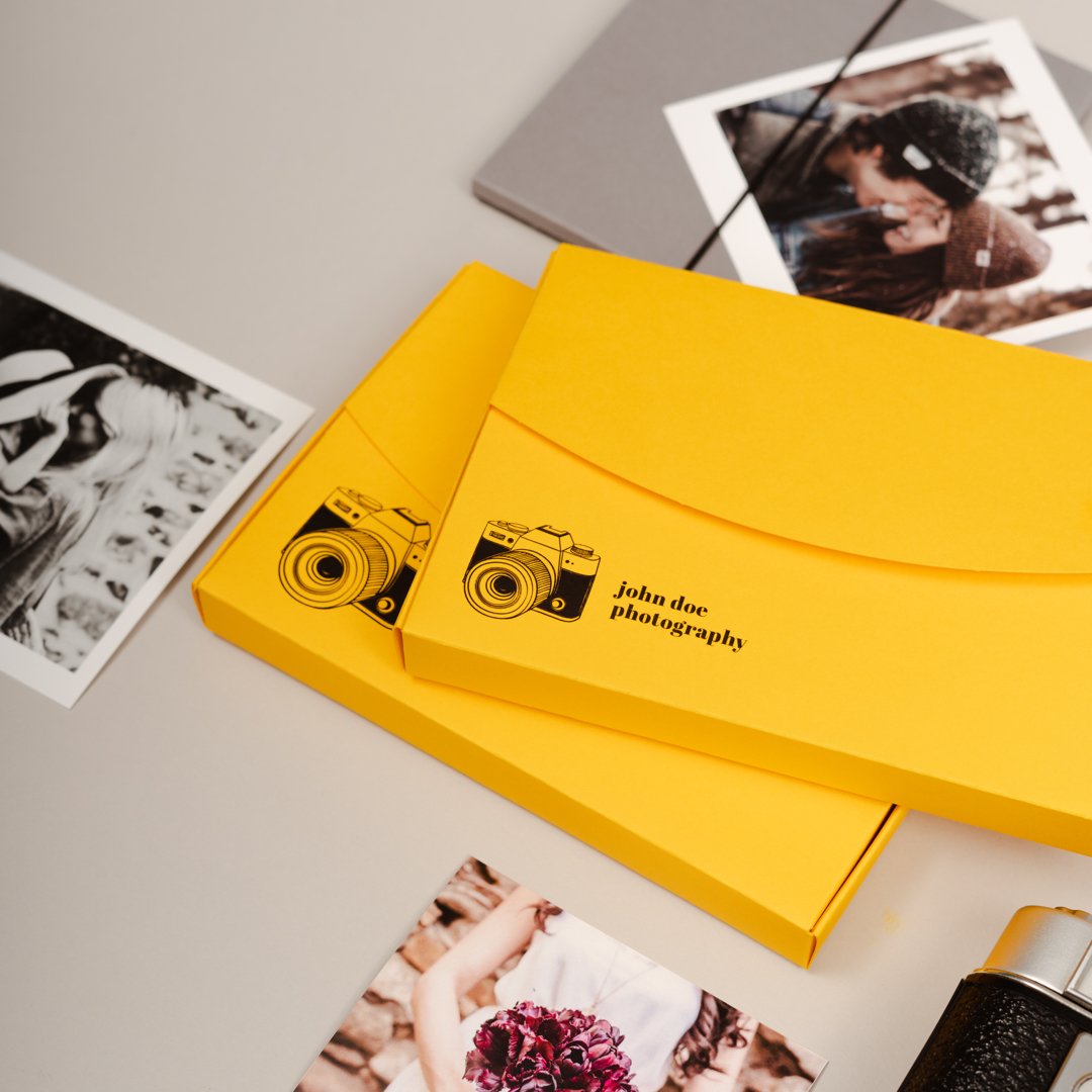 Bright colors are totally on trend 💛💛💛💛💛
.
🔎 REF: 2247 
in collaboration with <a href="/warm_home_life/">Warm Home Life - Cris & Marc</a>
#selfpackaging #phtographersbox