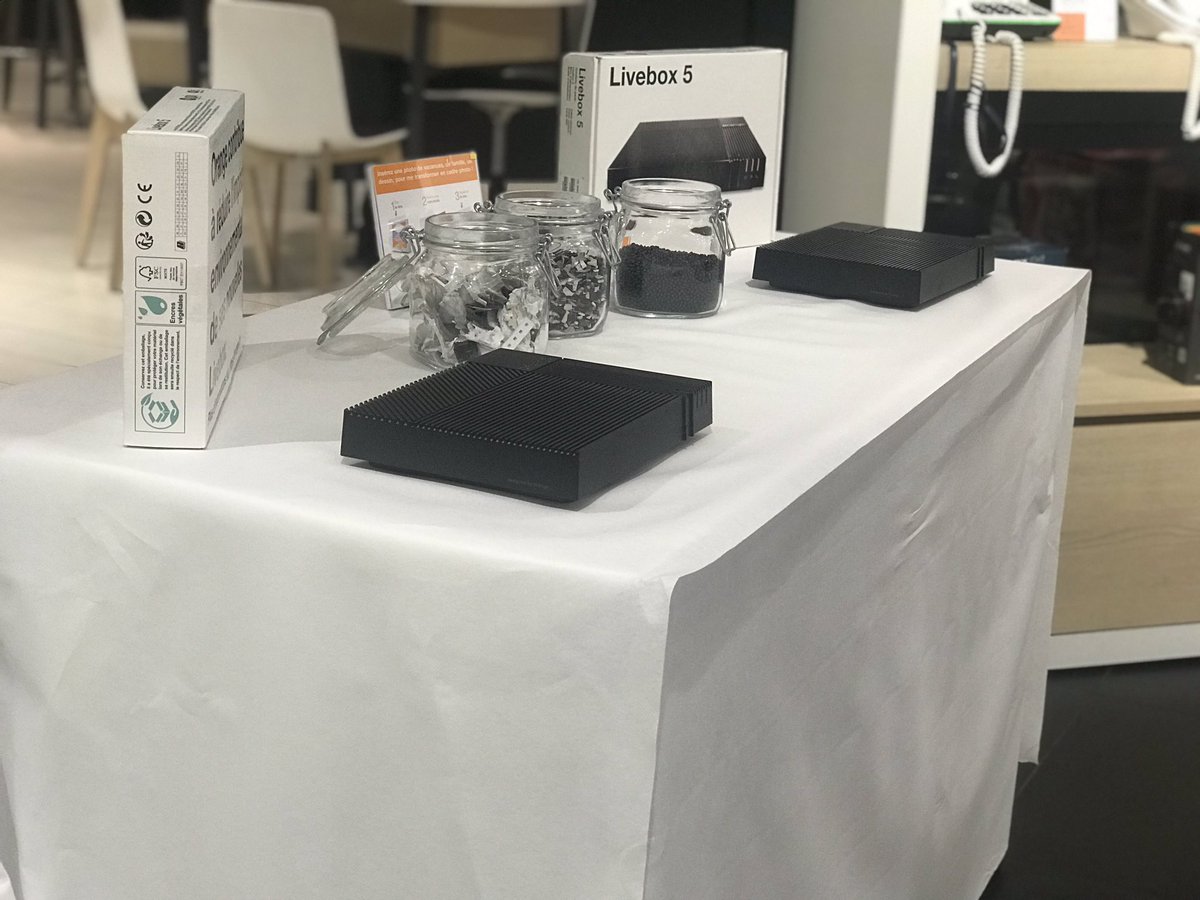 FredCherouvrier's tweet photo. 🔥belle soirée de lancement de la #Livebox5 dans notre célèbre boutique @OrangeOccitanie à #Toulouse.

Avec du beau monde comme d’habitude pour découvrir notre nouvelle box.
2Gb/s, WiFi intelligent, coque recyclable, ... https://t.co/WbQK7ns0vz