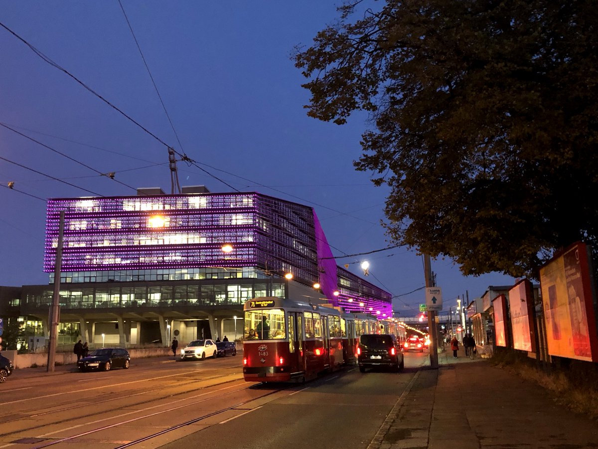 #lightuppurple zum World Mental Health Day:
Die Beleuchtung des T-Centers macht heute auf die Wichtigkeit mentaler Gesundheit aufmerksam. Magenta setzt ein Zeichen gegen die Stigmatisierung mentaler Probleme. #LUP #worldmentalhealthday