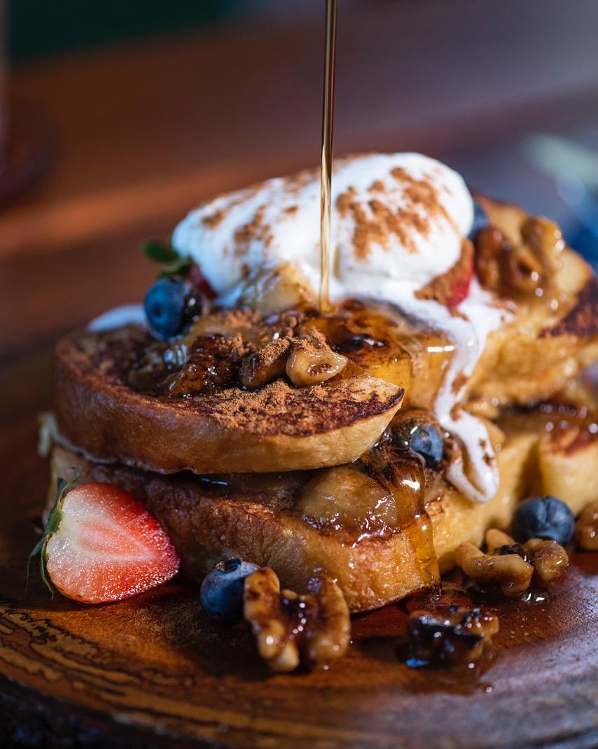 Like all good things, quality food takes time⏱Our Brioche bread gets its start 3 days before it’s served, and is fresh baked the night before. When we show up to your table. Dripping in syrup, walnuts, bananas, and more... We did not come to play😎
📸 by <a href="/OldMangoCompany/">Mango Media 🇻🇮🇻🇬</a>
#usvi