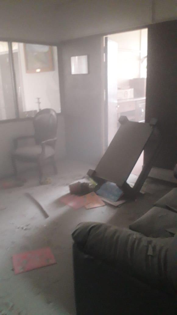 CEPAIN_IN's tweet photo. Nueva  jornada de violencia se vivió está mañana en el Instituto  Nacional.  Tras Asamblea  guiada por encapuchados, turba destroza sector de Rectoría, poniendo en serios riesgo físico y emocional  a funcionarios. Posterior a estos graves hechos, FFEE hace ingreso al IN. https://t.co/XlwbWP5jnh