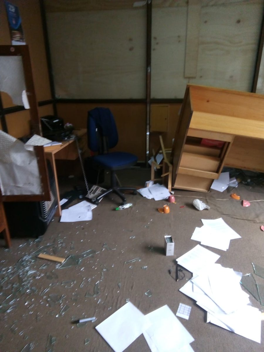 CEPAIN_IN's tweet photo. Nueva  jornada de violencia se vivió está mañana en el Instituto  Nacional.  Tras Asamblea  guiada por encapuchados, turba destroza sector de Rectoría, poniendo en serios riesgo físico y emocional  a funcionarios. Posterior a estos graves hechos, FFEE hace ingreso al IN. https://t.co/XlwbWP5jnh