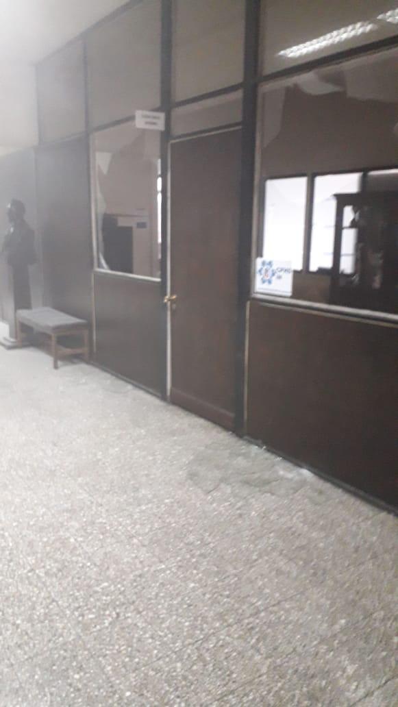 CEPAIN_IN's tweet photo. Nueva  jornada de violencia se vivió está mañana en el Instituto  Nacional.  Tras Asamblea  guiada por encapuchados, turba destroza sector de Rectoría, poniendo en serios riesgo físico y emocional  a funcionarios. Posterior a estos graves hechos, FFEE hace ingreso al IN. https://t.co/XlwbWP5jnh