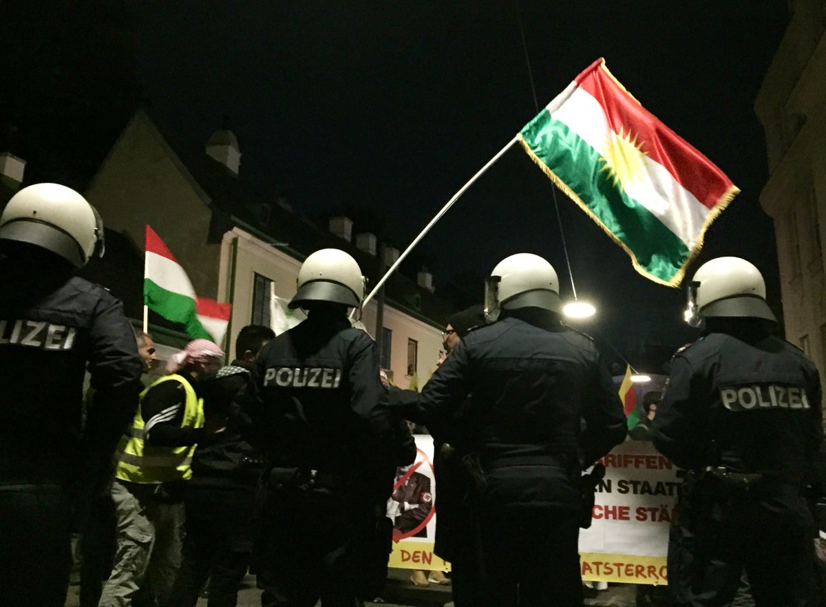 _schwarzeKatze's tweet image. 20:10 Die Demonstration trifft gerade vor der US-Botschaft ein. Die Lage ist jetzt ruhig, Redebeiträge werden gehalten. Der Großteil der Polizei ist nun behelmt. #fight4rojava #DefendRojava